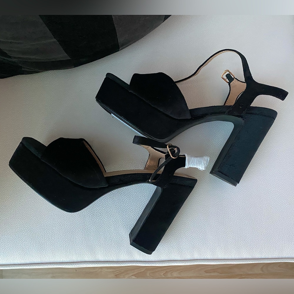NWOT Lulus Gorgyy Black Velvet Platform High Heel Sandals size 8